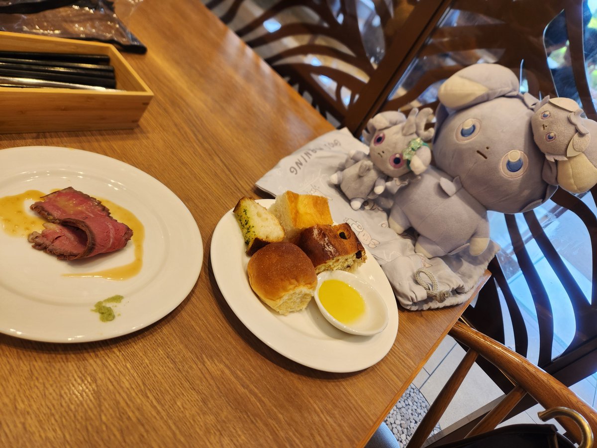 rita_knsu's tweet photo. 結婚式の打ち合わせに合わせて美味しいもの食べてきました😋

 #ニャスパー　 #ポケぬい https://t.co/AaVTQMfmMS