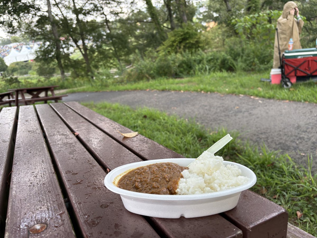 ahocoffee's tweet photo. モンバスの急な雨でカレーがお茶漬けになりかけました、お茶漬けになる前のカレーを添えて https://t.co/dRqw6bnHEG