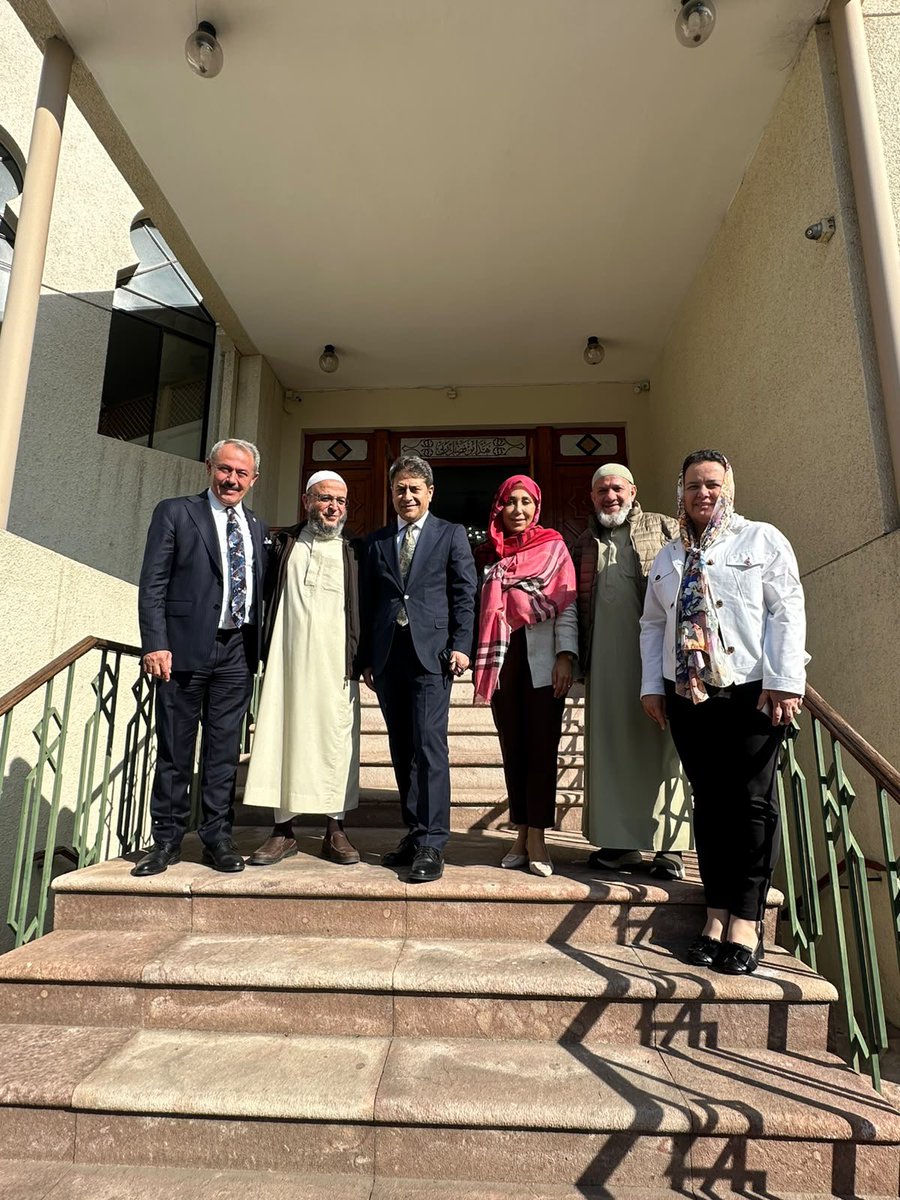 AliSahin501's tweet photo. SANTIAGO’DA MÜSLÜMAN TOPLUMUN TEMSİLCİLERİYLE BİR ARAYA GELDİK…

Latin Amerika ve Karayipler Parlamentosu (PARLATİNO) ve And Grubu olarak, resmi temaslarda bulunmak üzere bulunduğumuz Şili’nin başkenti Santiago’da, Şili’de yaşayan Müslüman toplumun temsilcileriyle Şili İslam Merkezi’nde bir araya geldik.

Cuma namazımızı Santiago’daki Mescidüs Selam Camii’nde eda ettikten sonra, Şili’de İslam’ı ve Müslüman toplumu temsil eden kardeşlerimizle bir araya gelerek Cumhurbaşkanımız Sayın Recep Tayyip Erdoğan’ın, TBMM Başkanımız Sayın Numan Kurtulmuş’un ve Müslüman Türk milletinin selamlarını ilettik.

Şili İslam Merkezi Başkanı Sayın Abdullah Saud ve Başkan Yardımcısı Sayın Muhammed S. Rumi’nin ev sahipliğinde gerçekleşen buluşmamız, son derece samimi, sıcak ve duygusal bir atmosferde geçti.

Görüşmelerimizde; Şili’deki Müslüman varlığının güçlendirilmesi, Müslüman toplumun birlik ve bütünlüğünün korunması, farklı kökenlerden gelen Müslümanların ortak değerler etrafında dayanışmasının geliştirilmesi ve Türkiye ile Şili Müslüman toplumu arasındaki gönül bağlarının daha da güçlendirilmesi üzerine değerlendirmelerde bulunduk.

Şili’de yaşayan Müslüman kardeşlerimizin, binlerce kilometre uzakta olmalarına rağmen İslam’ın evrensel kardeşlik ruhunu yaşatmaları ve gelecek nesillere aktarmaları bizim için ayrıca büyük bir anlam taşıyor.

Türkiye olarak dünyanın neresinde olursa olsun gönül coğrafyamızdaki kardeşlerimizin yanında olmaya, ortak değerlerimiz etrafındaki bağlarımızı güçlendirmeye devam edeceğiz.

Bu güzel buluşmada bizi gönülden karşılayan Abdullah Saud ve Muhammed S. Rumi başta olmak üzere Şili İslam Merkezi’nin kıymetli mensuplarına teşekkür ediyorum.