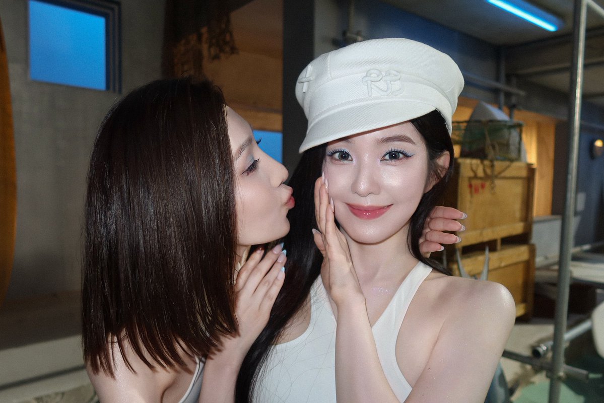 joynarakmak's tweet photo. จอยรีนปีนี้แกเปนรัยว้ะ ตอบนี่ดิ้ เอาอีกนะเฟ้ย https://t.co/ziE09KdvgK