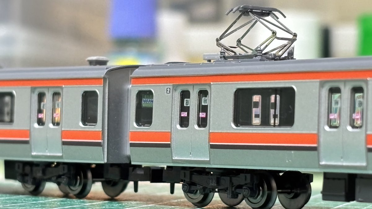 Chuo201_0525's tweet photo. TOMIXの武蔵野線209系500番台、運転台を白で塗装、前面行先周りはプラ感が気になったのでつや消しで塗装。

パンタグラフはひし形のPS28Bに交換して1次車のM82編成に。

残りは側面行先と前面の編成札の取り付け。 https://t.co/dfN4ABXxXI