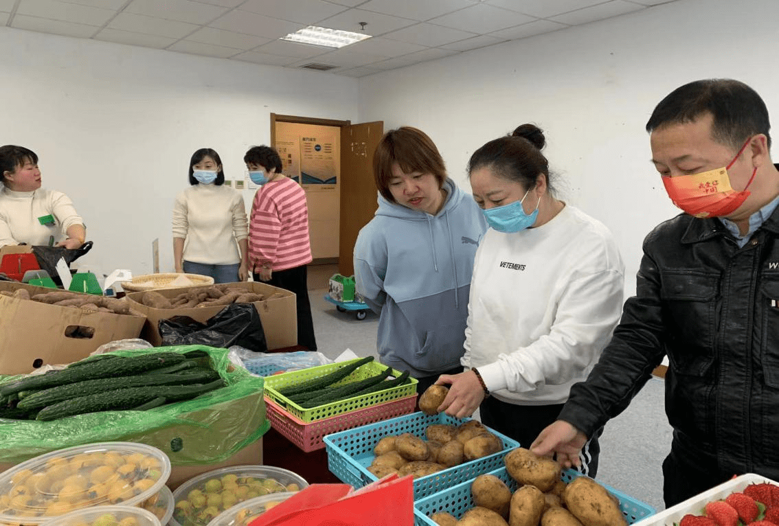 rcm_designs's tweet photo. Today had an amazing time volunteering at the city's community food bank—helped sort 200+ pounds of donations and brought smiles to 50+ local families. Small acts make big differences! ， https://t.co/riuyl09Vd2