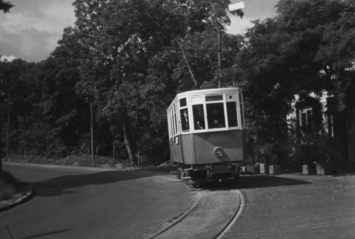 funimag's tweet photo. Vu sur @ARTEfr film "Gas-Oil" de Gilles Grangier (1955) avec Jean Gabin où l'on voit l'ancien tramway Clermont-Beaumont-Ceyrat juste un an avant sa fermeture définitive de 1956  🇫🇷 🚋 🚛 ⛽️ 🎬 
#tramway #cinema #GasOil #JeanGabin #ClermontFerrand #Ceyrat #PuyDeDôme https://t.co/vqlXbPNfRk