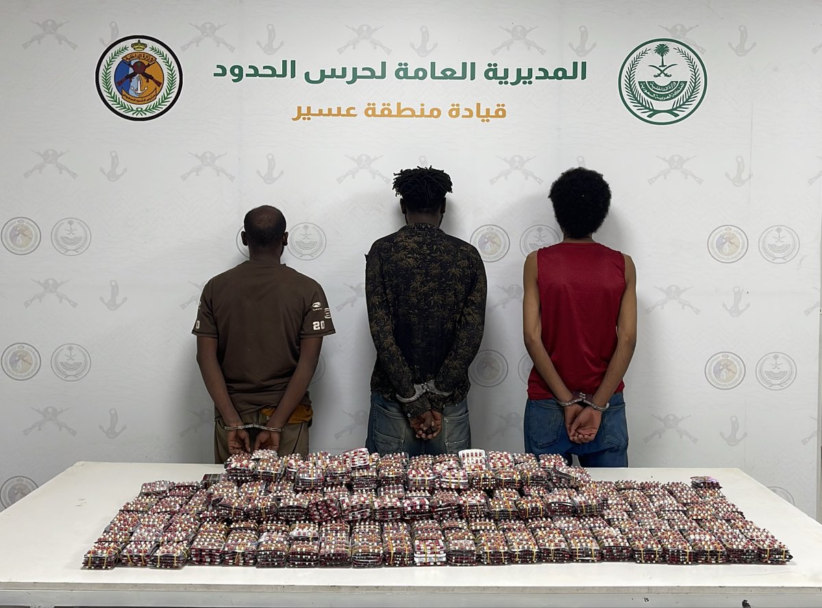 AlArabiya_KSA's tweet photo. إحباط محاولات تهريب أكثر من 940 ألف قرص من مادة الإمفيتامين المخدر و أكثر من 2.6 مليون قرص خاضع لتنظيم التداول الطبي و 2.8 طن من مادة الحشيش المخدر بمناطق تبوك وجازان وعسير ونجران https://t.co/Vi2RU2TtaZ
