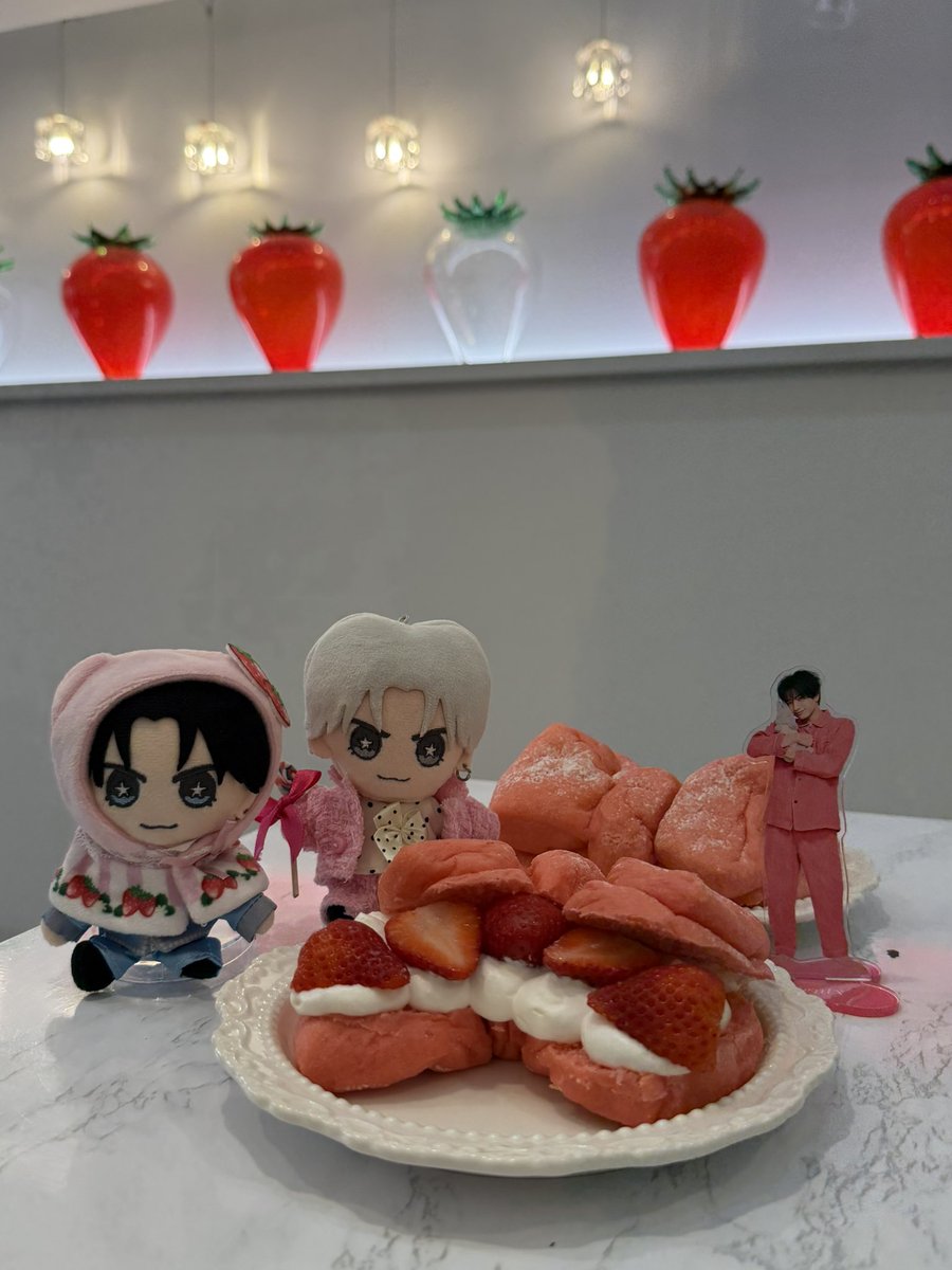 kt_tm_0217's tweet photo. 名古屋ホルツの健人くんのご褒美リボンパンのお店やっと行けた！
会場予約のCD渡すついでにゆに兼タム友と！
はぁぁぁ、可愛かった🍓 https://t.co/VqBKn5LZAt