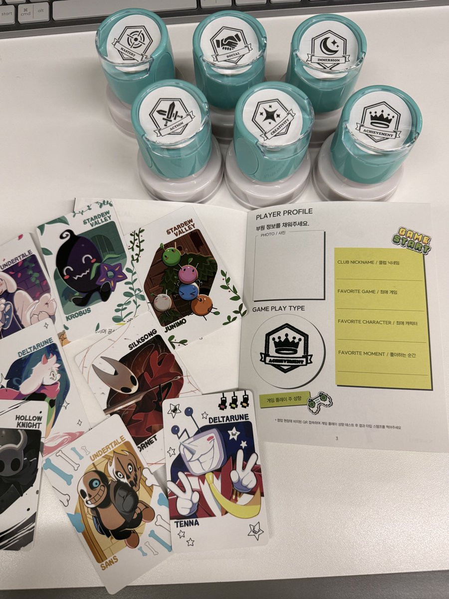 fangamer_popup's tweet photo. ꜱᴘᴏɪʟᴇʀ ᴀʟᴇʀᴛ ! 1️⃣ 

팝업 담당자의 책상엔 무엇이 있을까? 👀

오픈 이틀 전이라 그런지
자꾸 수상한 것들이 늘어나고 있습니다…

-

👇 팬게이머 팝업 사전예약 | Official Booking Link | 公式予約リンク | 官方预约链接:
https://t.co/sbATPTN27Z

#팬게이머 #팬게이머팝업스토어 #UNDERTALE #DELTARUNE #HollowKnight #STARDEWVALLEY