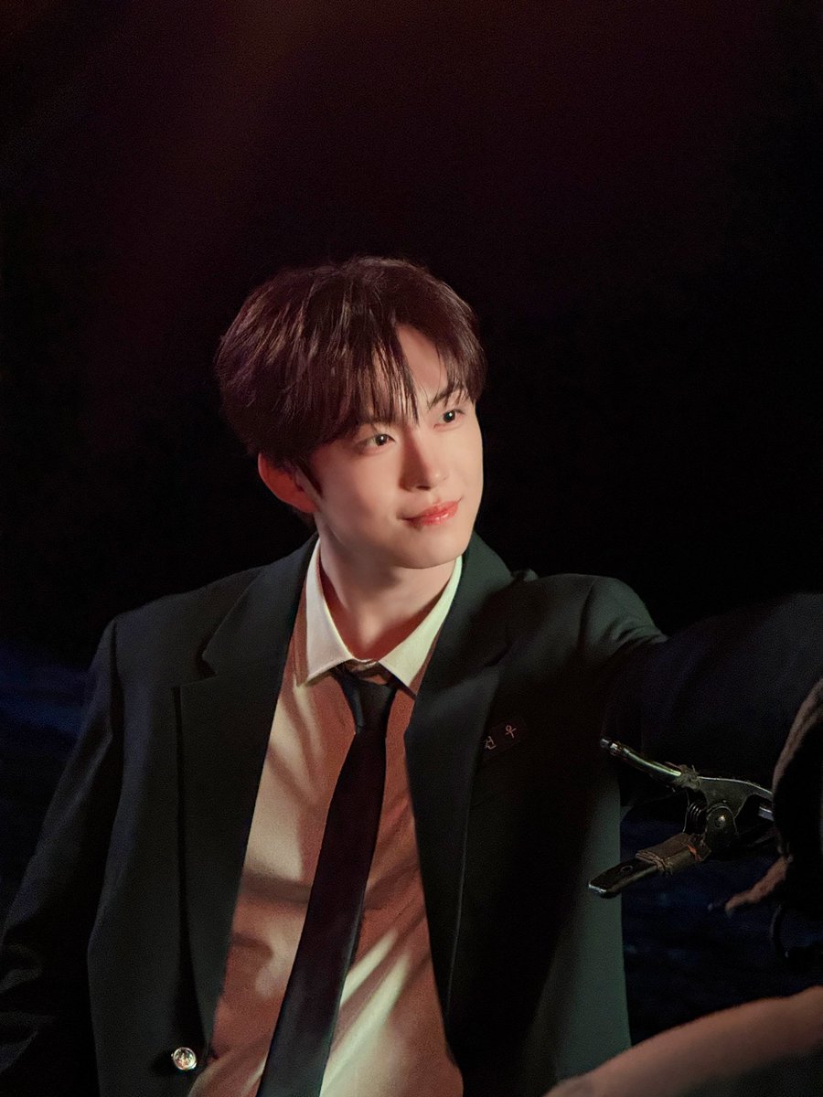 geonnww's tweet photo. 모든 여자애들이 얼굴을 붉히기 시작함 https://t.co/b5wLKGmoDD