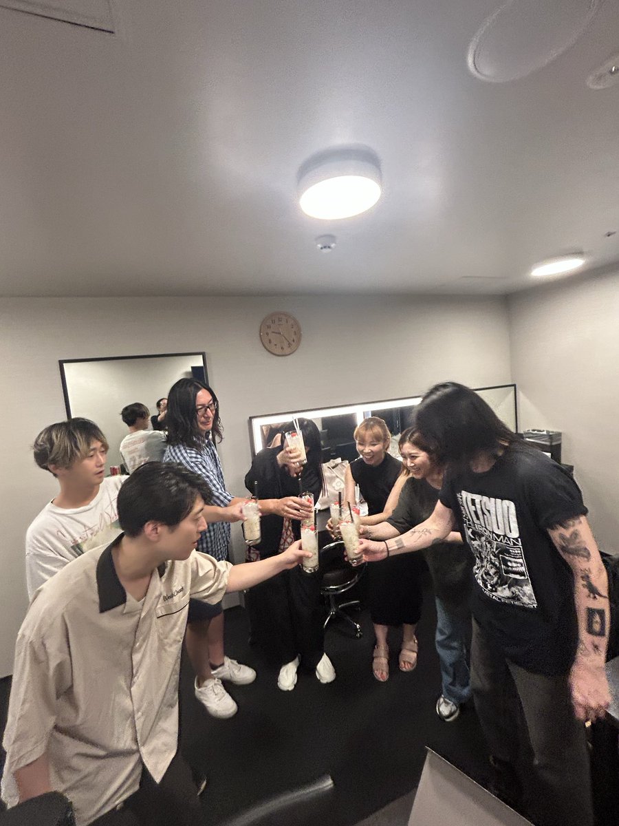 narihane's tweet photo. ビルボードライブでございました！
感無量の空間でした。
メンバー、パーカッション、コーラスと、個人的にはピアノ一台でやり切って、音の瞬間的な重なりに神経張り巡らせつつ、ヒリヒリと楽しさを最大限に味わえました。
写真はビルボードからお祝いのプレートと乾杯の様子。
今年も精進します🔥 https://t.co/bWcmsN9vGL