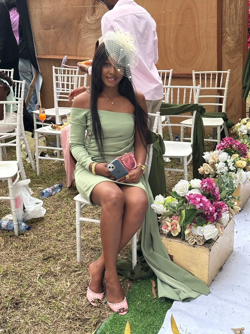 _bon_chic's tweet photo. 👗 Robe : 12 000 FC
👞 Chaussures : 28 000 FC
👜 Sac : 10 000 FC
🎩 Chapeau :15 000 FC
💰 TOTAL :65 000 FC
Arrêtez de mentir à vos hommes. 😂
Avec une petite somme, je me suis bien habillé en friperie.
L’élégance n’est pas seulement une question de prix, mais aussi de coup d’œil. https://t.co/DxdwbpdMUc