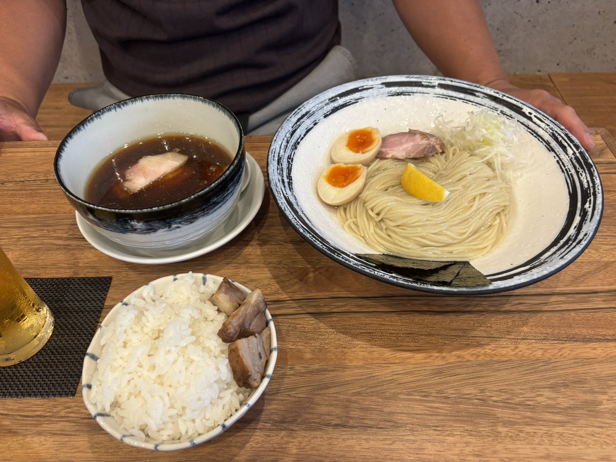 yamaichinoaki's tweet photo. 青森市八重田のこし田さんの特製塩らぁ麺、今日は手揉みじゃなくノーマルで。甲乙付け難し。
チャーシューも麺もスープも美味し過ぎる笑
眼科で瞳孔開かされた旦那は運転を放棄して早々にビール飲んでた🍺 https://t.co/uHoID6xJRB