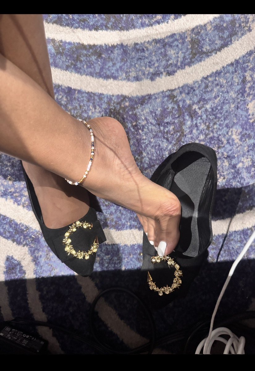 Aphroditesfoot's tweet photo. I heard you had a thing for flats.. 🥿 is it true?? https://t.co/8wt4GqDYuk