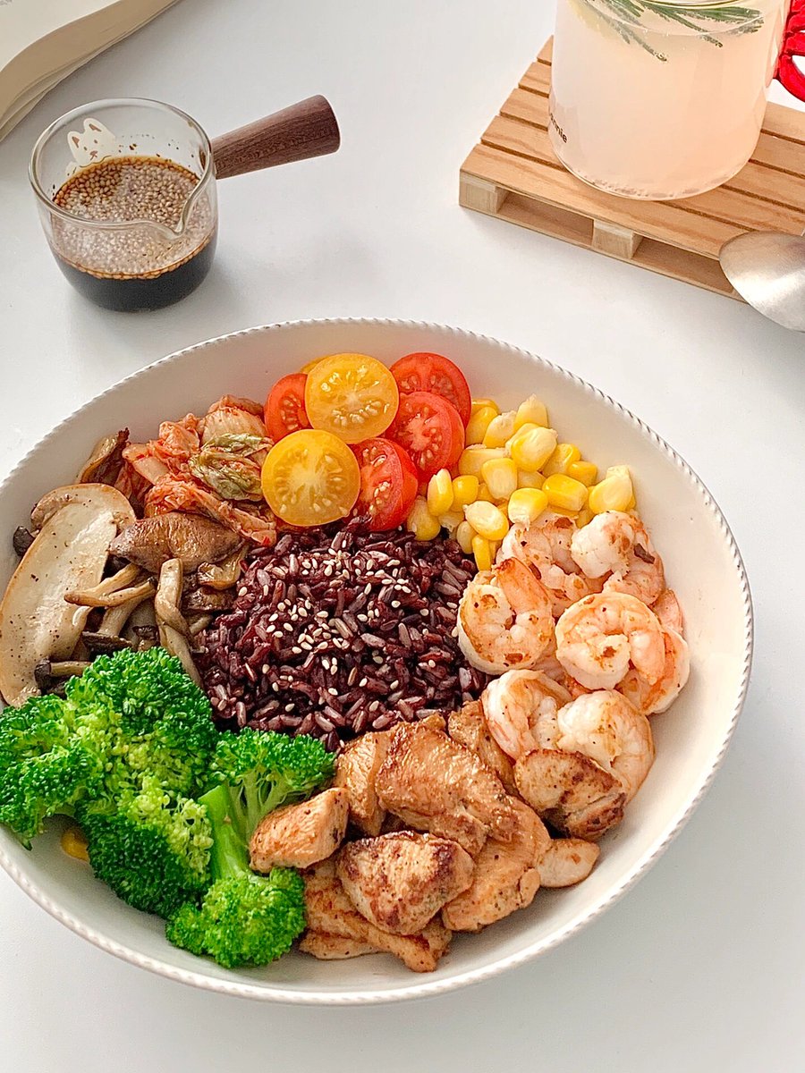 NirmalS23734064's tweet photo. A 5-minute high-protein low-fat bowl: grilled chicken breast, quinoa, cherry tomatoes u0026 spinach. Perfect for a post-workout meal that keeps you full without the extra calories , https://t.co/3zAyYCpoOI