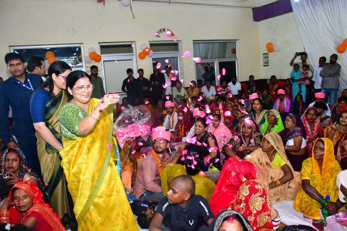 RajniTiwari_'s tweet photo. आज शाहाबाद में “मुख्यमंत्री सामूहिक विवाह योजना” के अन्तर्गत आयोजित समारोह में मुख्य अतिथि के रूप में सम्मिलित होकर 153 नव दम्पतियों को उत्तर प्रदेश सरकार द्वारा निःशुल्क उपलब्ध कराये गये उपहार प्रदान कर उन्हें सुखद वैवाहिक जीवन की शुभकामनाएँ दीं। https://t.co/3RdZEMmUy1