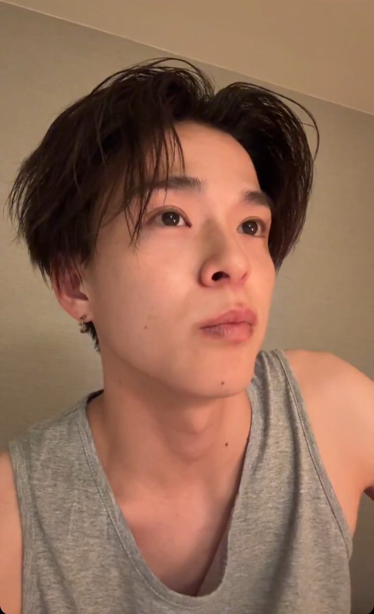 lovesickeu's tweet photo. pov: he facetimed you after a long day at work https://t.co/xvCow8ng8k
