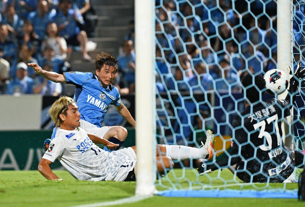 shizusports's tweet photo. #ジュビロ磐田 は #徳島ヴォルティス を２－１で今季３戦目で初白星。就任３戦目で初勝利を挙げた #秋葉忠宏 監督は「This is football」を口にし、初先発で勝利に大きく貢献した #乾貴士 選手について「末恐ろしい３８歳。ボロボロになるまでやってほしい」と期待を高めました。 https://t.co/IfTa3RoCcI