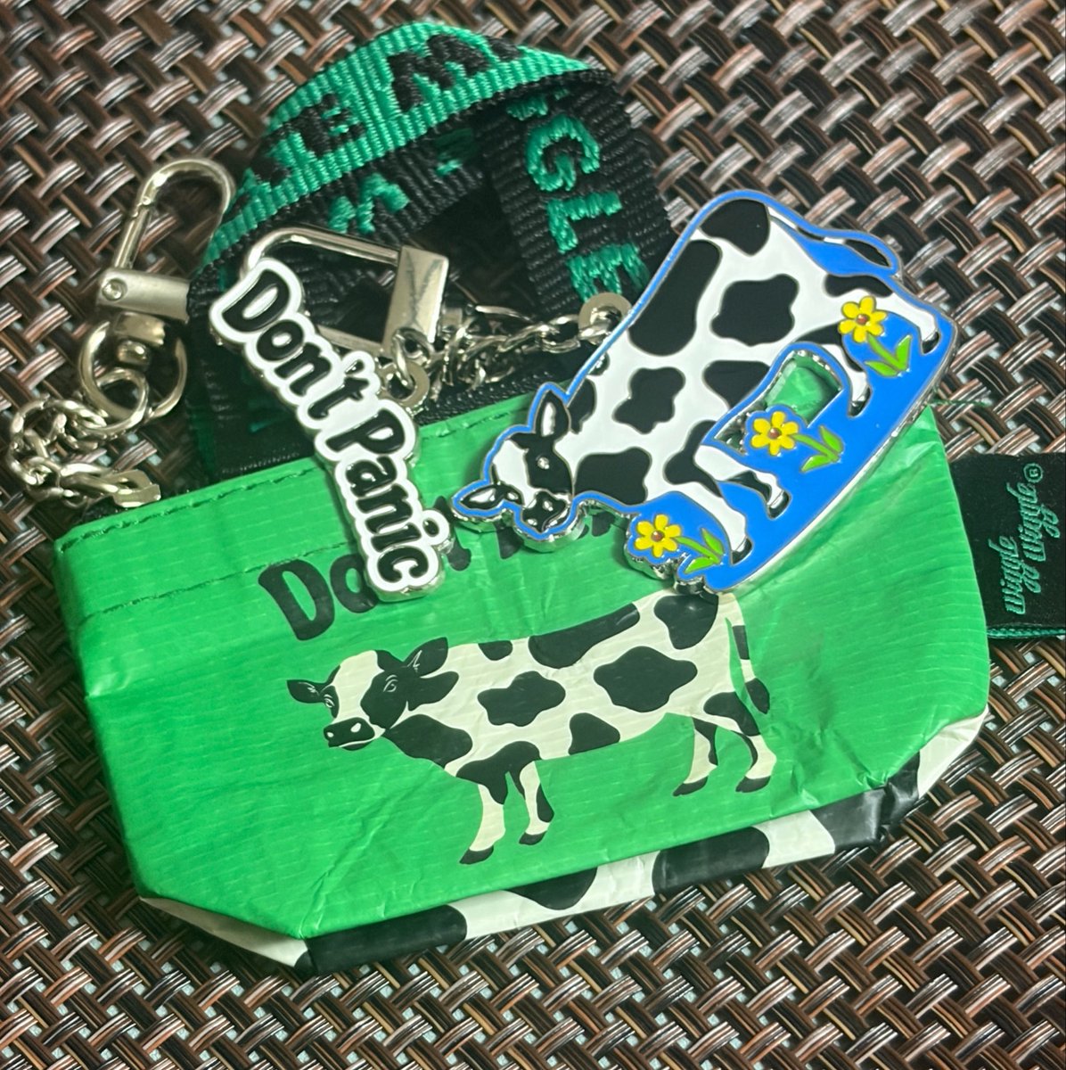 ush1ka2_10's tweet photo. 見つけて思わず買ってしまった、、、ウシ🐄 https://t.co/9pw5hXCyks