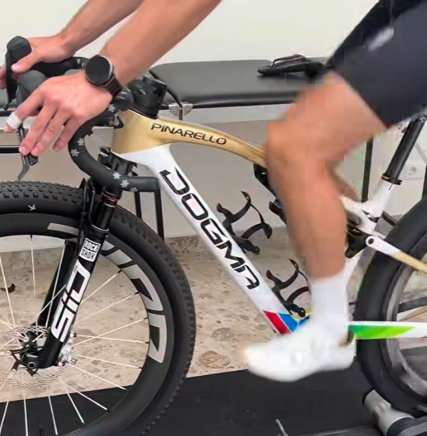 gonzosbikes's tweet photo. UCIのグラベルロードレース、機材に関してのレギュレーションは、もう自由形と呼んでもいいくらいで、ドロップバーがついていれば、グラベルバイクだろうが、シクロクロスだろうが、MTBだろうがOK。サスペンションに関しての明確なルールもない。

となれば、コースによっては、XCフルサスにドロップバーぶっこんで出るライダーもいるんじゃね？と思ったら、こんなことやっている人もやはりいた……