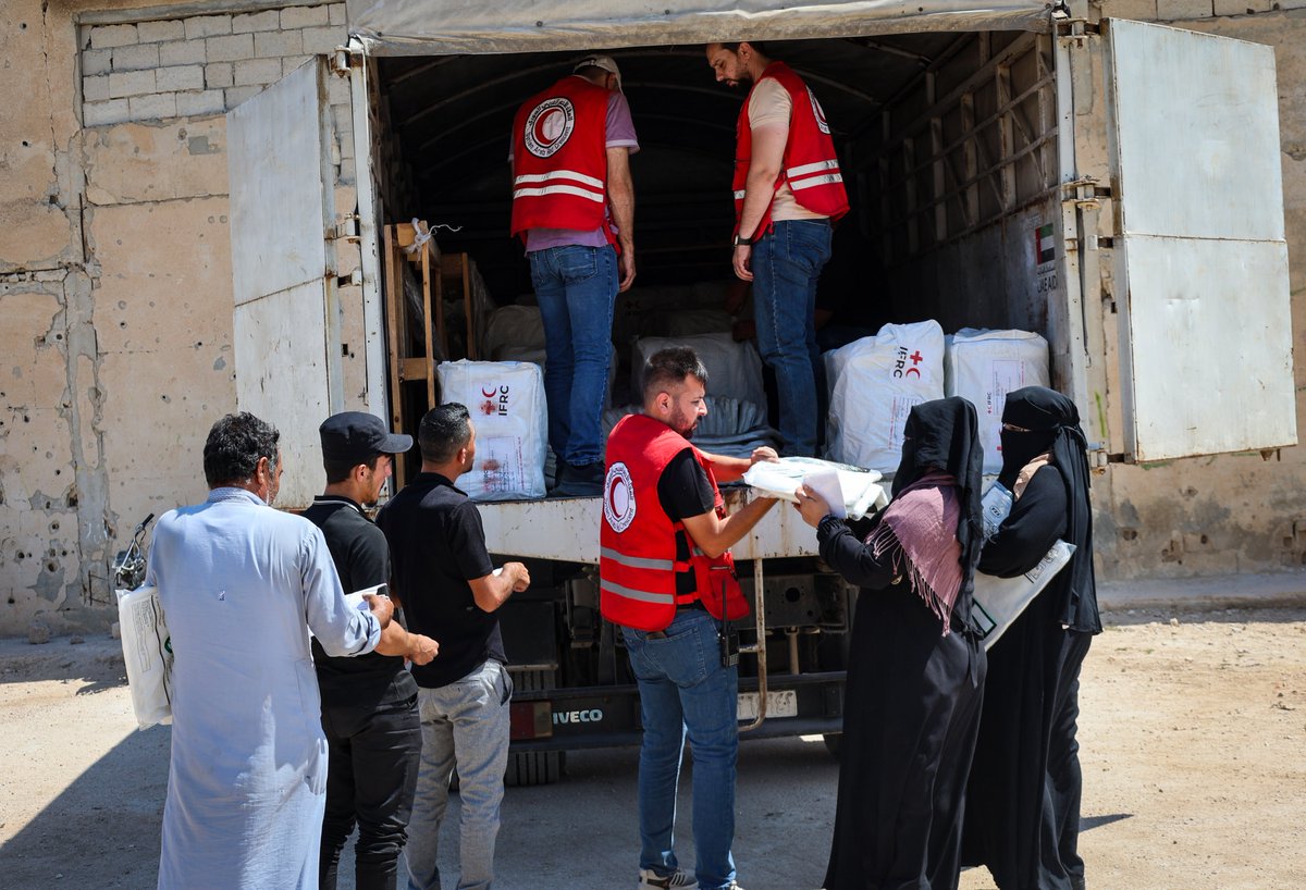 SYRedCrescent's tweet photo. #SARC volunteers distributed mosquito nets to 7,000 families in northwestern rural #Hama and shared prevention messages on cutaneous leishmaniasis, with support from @IFRC and coordination with the Directorate of Health. https://t.co/DonEtP4UyP