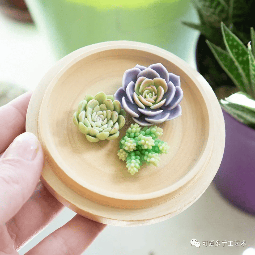 PTdzd7xoY9wsOM9's tweet photo. DIY clay keychain upgrade! Sculpt tiny succulents from air-dry clay, bake (if needed), add a cute resin coating. Cheap, personalized, and my keys now match my indoor plants ， https://t.co/Crk4goj90N