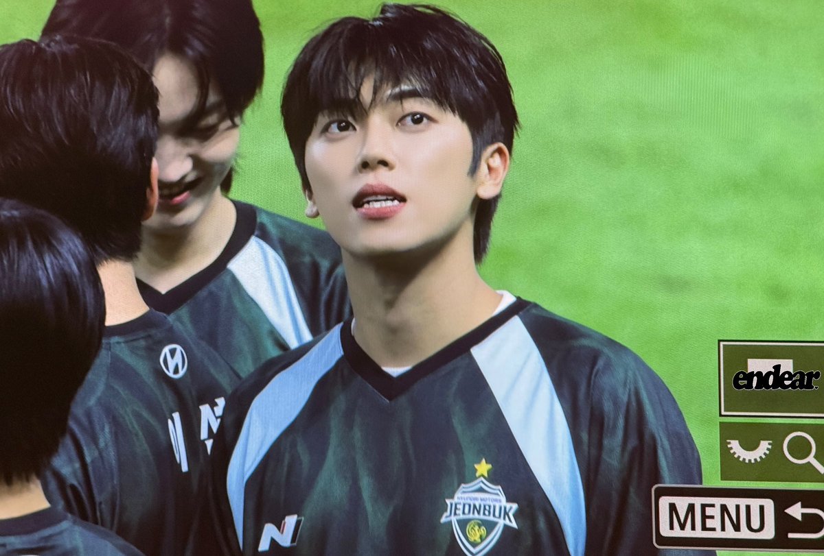 endearO123's tweet photo. 260822 전북현대 시축 preview 
   
오늘 얼굴 상태 100점💚
      
#민균 #MINKYUN #온앤오프 #ONF https://t.co/I86OuQvJEC