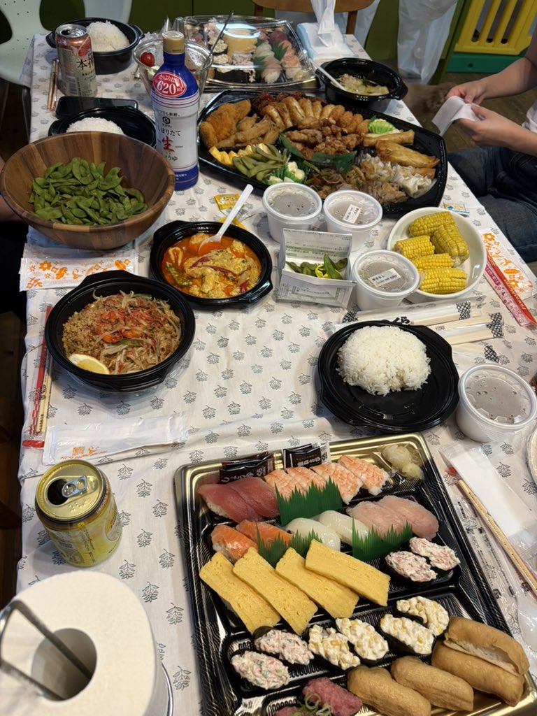 yasegori's tweet photo. 昼バインミー、おにぎり
夜寿司とかオードブルとか、甘味 https://t.co/xDZ6lbSkP7