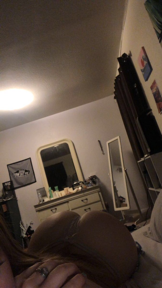 prxmadz's tweet photo. I think there’s something behind me 🤔 https://t.co/sxfSULQTst