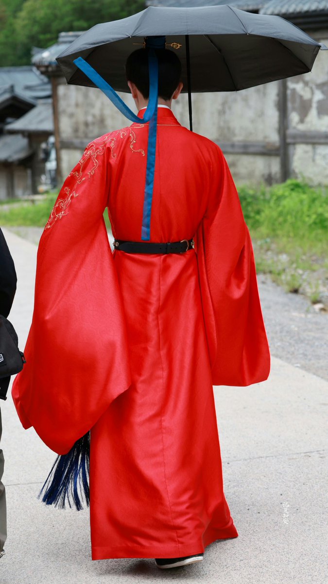 xianguang0104's tweet photo. 260822 #XiaZhiguang on the set of My Senior Coroner ✨✨

The red outfit looks so good on him! He has so many different costumes, which makes us even more excited to see the actual drama! We seriously can’t wait! Are you guys excited too? 😍

©️ (wb) 记夏知安
#MySeniorCoroner #我的仵作前辈