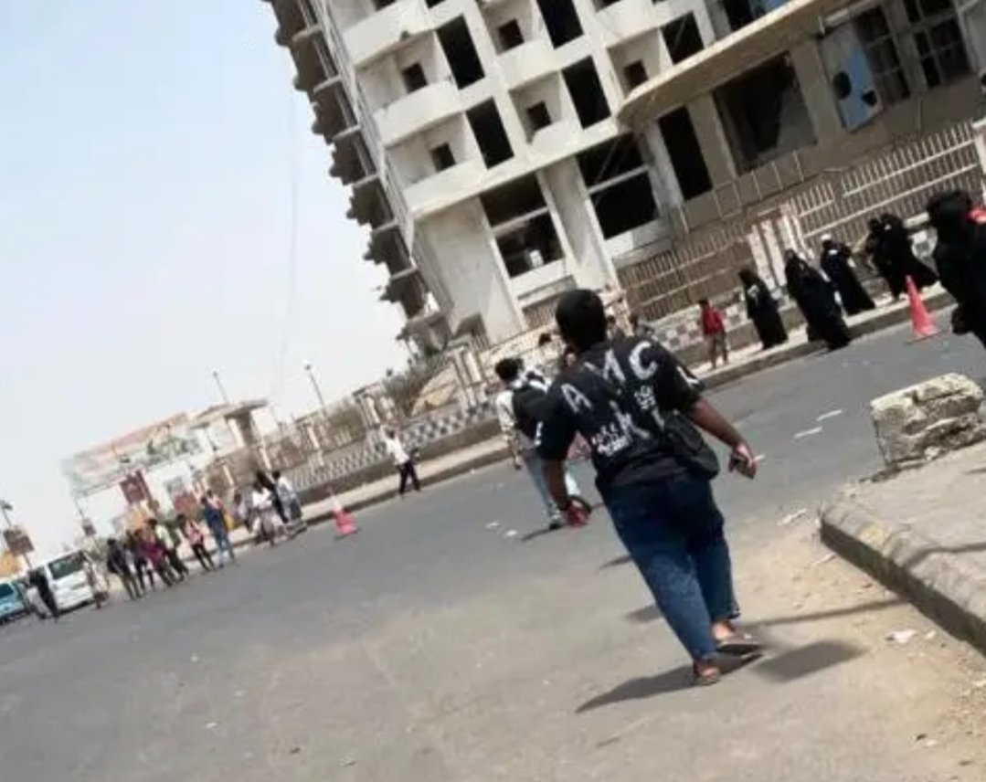 qadir_qadi's tweet photo. #العاصمه_عدن
عشرات الأسر والعوائل والمواطنين يقفون بالساعات على الأرصفة تحت لهيب الشمس الحارقة في انتظار باصات الاجره التي خلت منهم الطرقات وشلت حركة السير والتنقل في ظل انعدام الغاز التي اصبحت ازمة ذات طابع سياسي تعصف بالمحافظات الجنوبيه .

#شراكه_السعوديه_والاخوان
#فشل_السعوديه_باليمن
#رفض_جنوبي_للوصايه_السعوديه