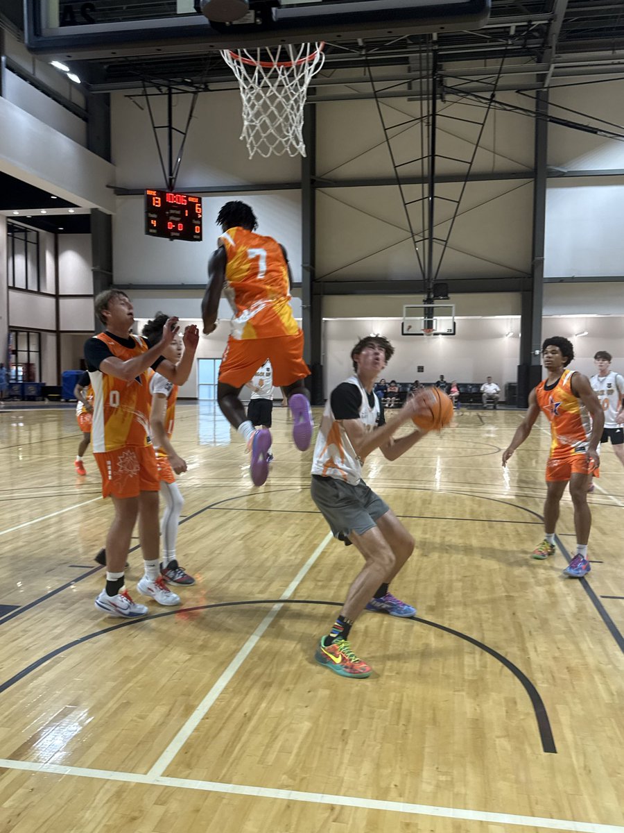 NorfolkKnights's tweet photo. Check Up Select’s Garrett Overbay showing his footwork and shot making variety around the rim as he gets his defender in the air with a shot fake into this finish.  #BigShots #RockHillFinale @BigShotsToday @BigShotsGlobal https://t.co/B6MapQtT8X