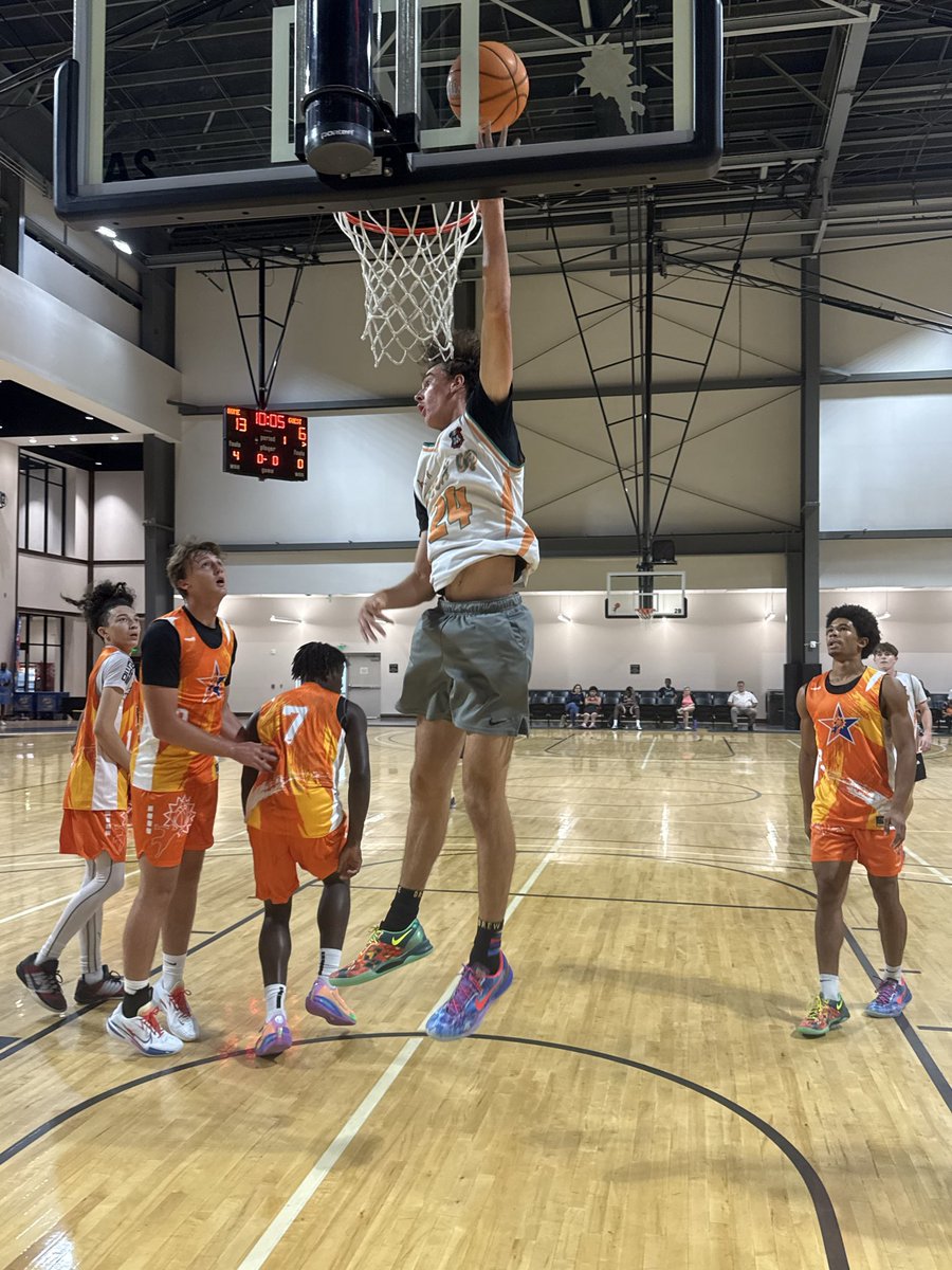 NorfolkKnights's tweet photo. Check Up Select’s Garrett Overbay showing his footwork and shot making variety around the rim as he gets his defender in the air with a shot fake into this finish.  #BigShots #RockHillFinale @BigShotsToday @BigShotsGlobal https://t.co/B6MapQtT8X