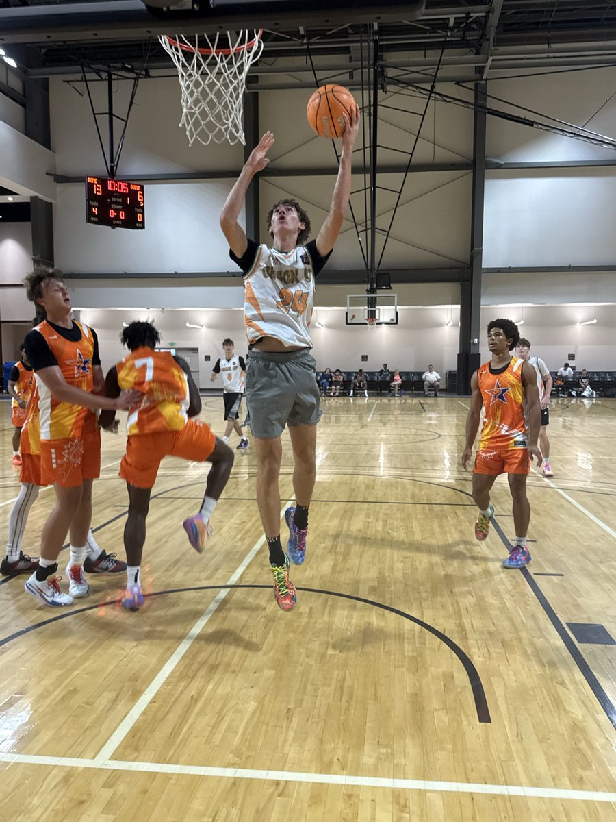 NorfolkKnights's tweet photo. Check Up Select’s Garrett Overbay showing his footwork and shot making variety around the rim as he gets his defender in the air with a shot fake into this finish.  #BigShots #RockHillFinale @BigShotsToday @BigShotsGlobal https://t.co/B6MapQtT8X