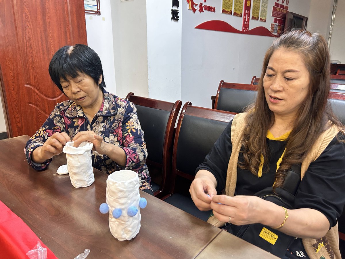 jonashe39446638's tweet photo. [Free DIY handicraft workshop for neighbors this Saturday (2pm at Community Plaza)! Bring your empty cans u0026 bottles to make planters—great way to recycle and chat with folks. RSVP via community WeChat group! #NeighborhoodVibe] https://t.co/uGaqJLuaPi