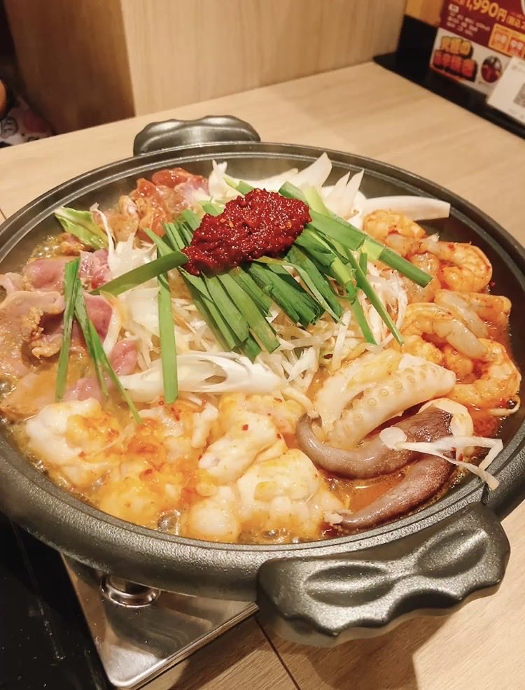 posi2167's tweet photo. 会社の同僚とカフェ→赤から鍋🍲クセになる辛さですごい美味しかった！今日も在り方の話で盛り上がってしまった！！自分の価値観に共感したり、受け止めてくれたりする方々が会社にいるって、本当にありがたい😭みんな今日もありがとう！！✨✨ https://t.co/5qjjJkMTRn