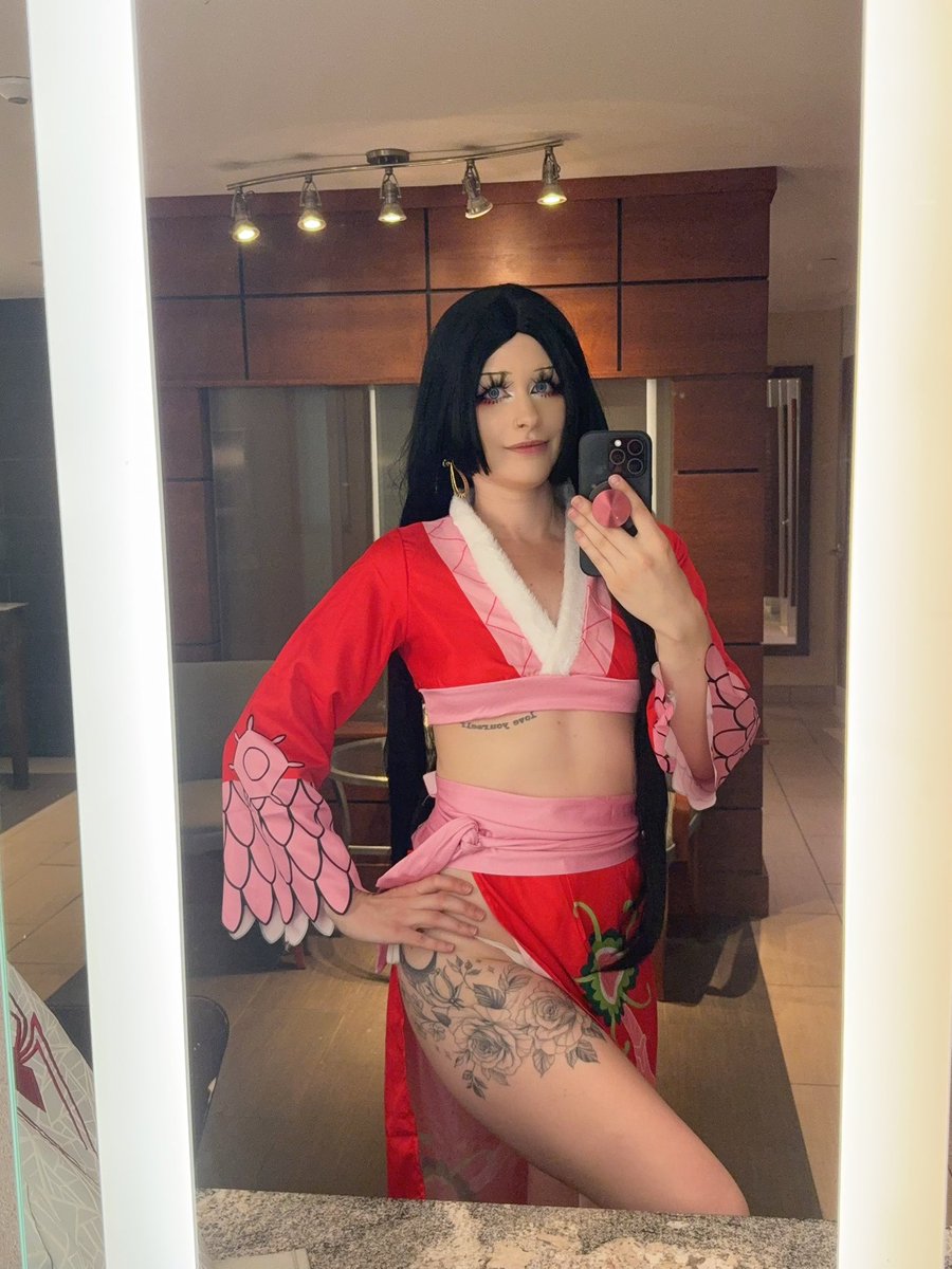 karestatcosplay's tweet photo. Went to AAC last weekend as Boa Hancock! 🥰

#onepiececosplay #cosplay https://t.co/ESo7RGwmxz
