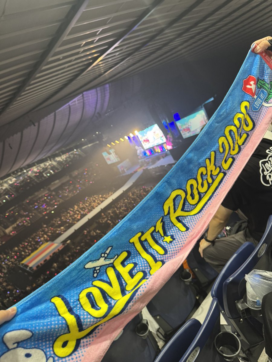 reinaaa1024's tweet photo. #ラヴィットロック 4年目にして初当選して息子と参戦してきた！憂鬱な朝もラヴィット！のおかげで元気が出て、私にとっては唯一無二の番組でたくさんパワー貰えた！！！
息子もラヴィットファンだから親子で行けて本当によかった。にしてもだてさくのアイドル力とたけるの歌唱力にはびっくりした（笑） https://t.co/8Zb9py7bbk