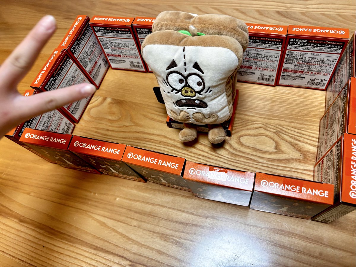 kanatural3's tweet photo. ウエハース開封のワクワク感が楽しかったので追加購入🍊好きな曲ばっか出るじゃん！と思ったけど、全部好きなんだと気づいた♬全員集合も出た(*´`*)この大量の箱達をどうしよう？と考えていたところ、娘に「新学期、図工で廃材必要だからちょうだい」と言われました。廃材ってあんた（笑） https://t.co/iwcPzut1HO