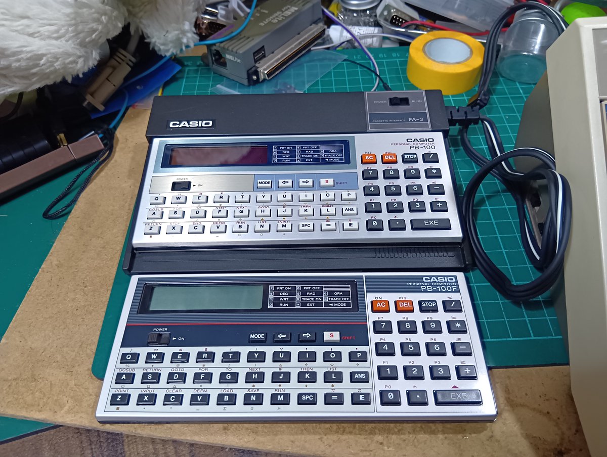 miyujin1's tweet photo. #ポケコン
つい最近PB-100Fに続き、PB-100とデータレコーダーアダプターとのセットを2200円でゲット。症状は電源入らずとのこと。まず本体の電池切れ、それからアダプターの電池も必要なのに、アダプター側だけでダメと判断した模様。本体は液漏れ掃除したら復活。ポケコン増えちゃった。 https://t.co/kSFdMVuDmG
