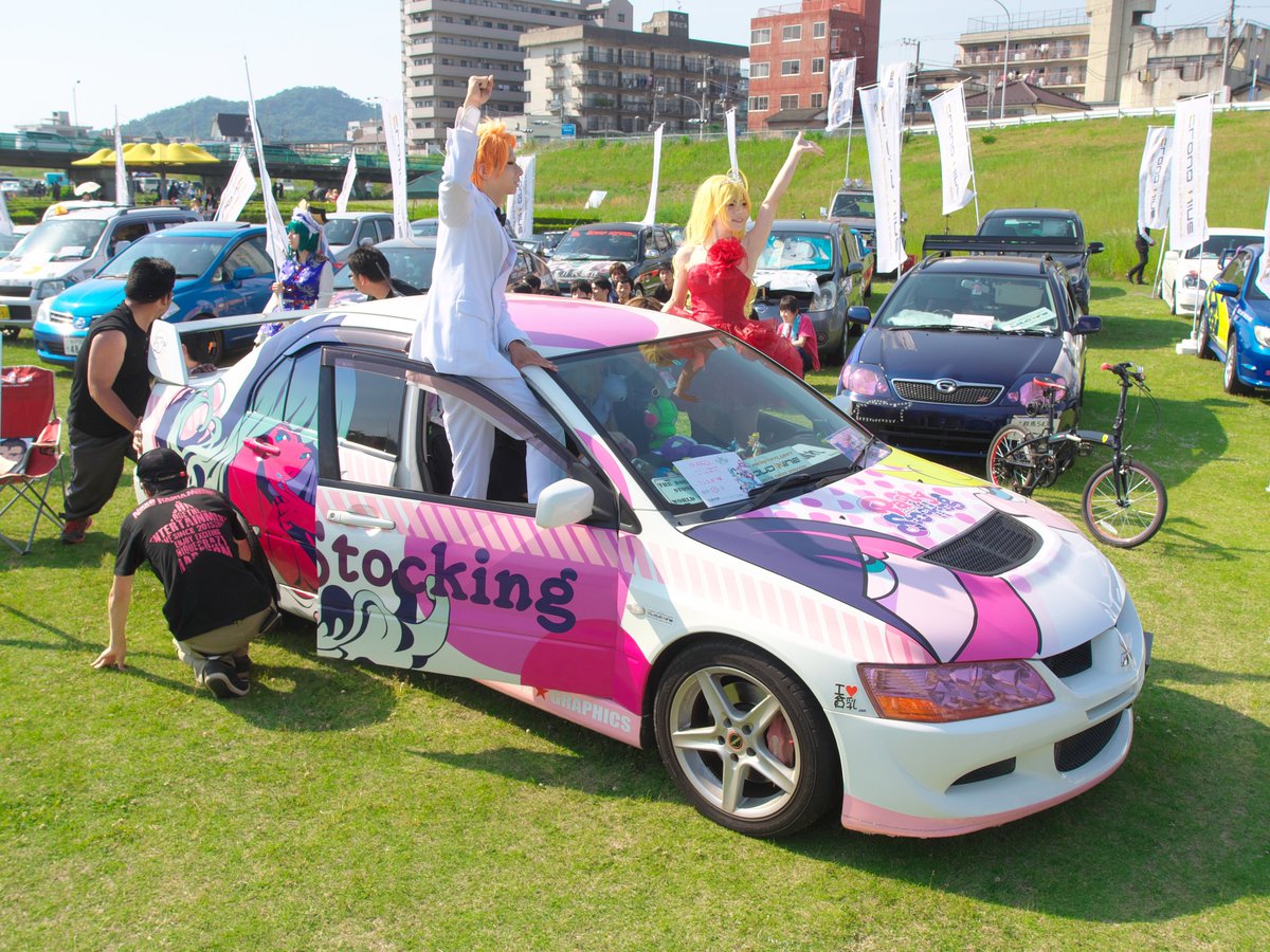 ShareWedding1's tweet photo. 同人誌、コスプレ、痛車、、、そして、二次元ウェディングやFセクさんの事

二次元キャラクターが関係してくるという事においては全てに共通している

同人誌、コスプレ、痛車などはメデ��アでも多く取り上げられていたり、雑誌が出ていたり、その界隈では有名な人がいたりと世間では広く受け入れられている。

一方で二次元ウェディングやFセクさんの事、その愛情表現というのは偏見や批判がまだまだ多くある。

その温度差って「文化」なのだと思う。
特に同人誌はコミケが始まってから50年も経った。
「オタク」から「推し活」というものも派生した。

すごい文化になった。

二次元ウェディング、Fセクさんの愛情が文化へと昇華していくには、まだまだ何十年とかかるだろう。
文化にならずに消滅していく可能性も大いにある。
それもまた運命

それでも、少しずつ前進していこう。
あなたの愛情は誰にも邪魔されるべきではない。

あなたの近くに共感できる人がいなくても、同じ愛情を持つ人は世界中にいる。
それを伝えていきたい。
動いていかなければ何もはじまらない。
ゼロを１にする事はパワーも時間も要る。

それでも、少しずつ前進していこう。
ゼロはいつまで経ってもゼロだから。