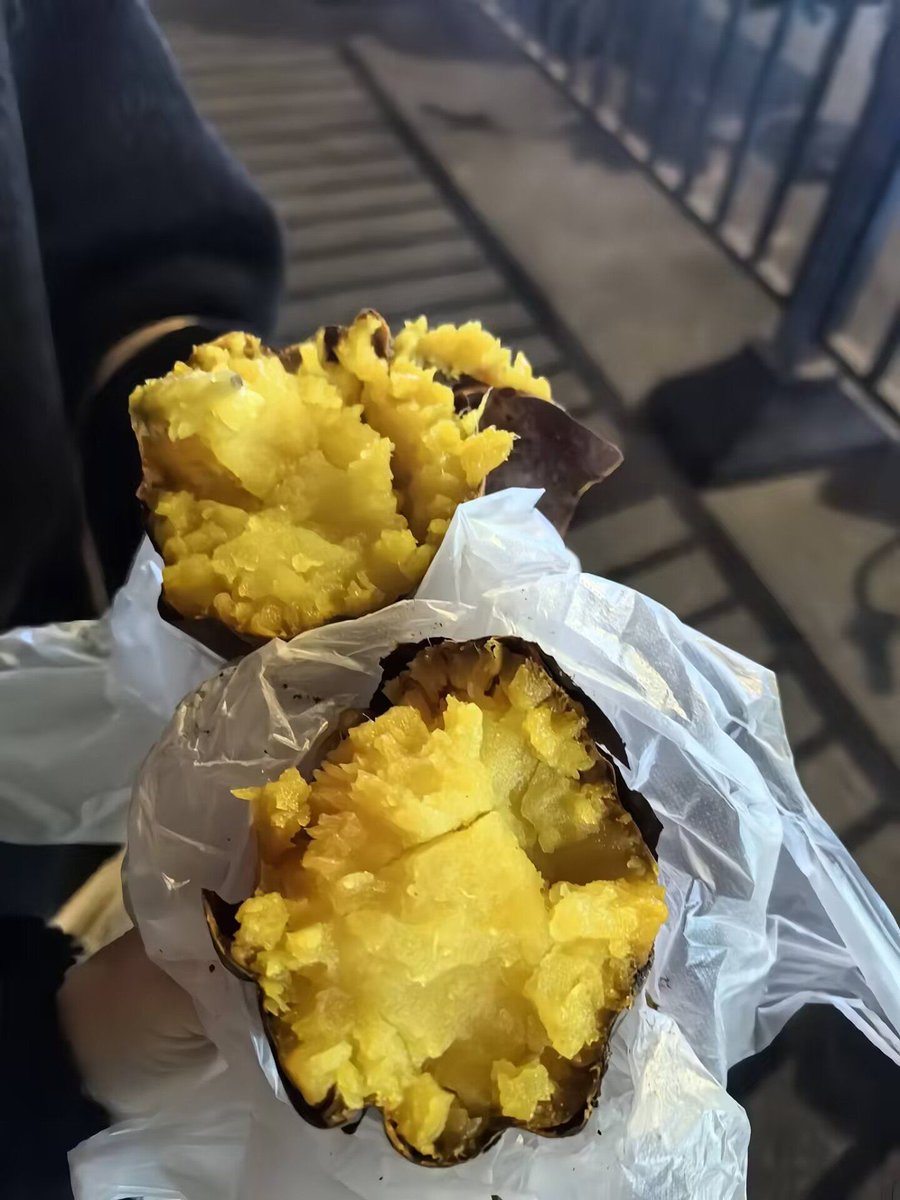 Inginaku2's tweet photo. Perfect late-night snack: crispy fried sweet potato skewers hot off the street cart! They smell so good passing by ， https://t.co/0az835XZkf