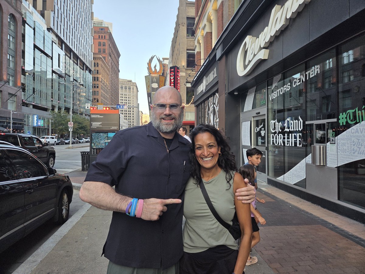 iancle1's tweet photo. Wow it was amazing seeing @AKinkhabwala #ClevelandLove she's the best!! #Browns #Cleveland #ClevelandBrowns Game day. https://t.co/J5RXZ0qShq