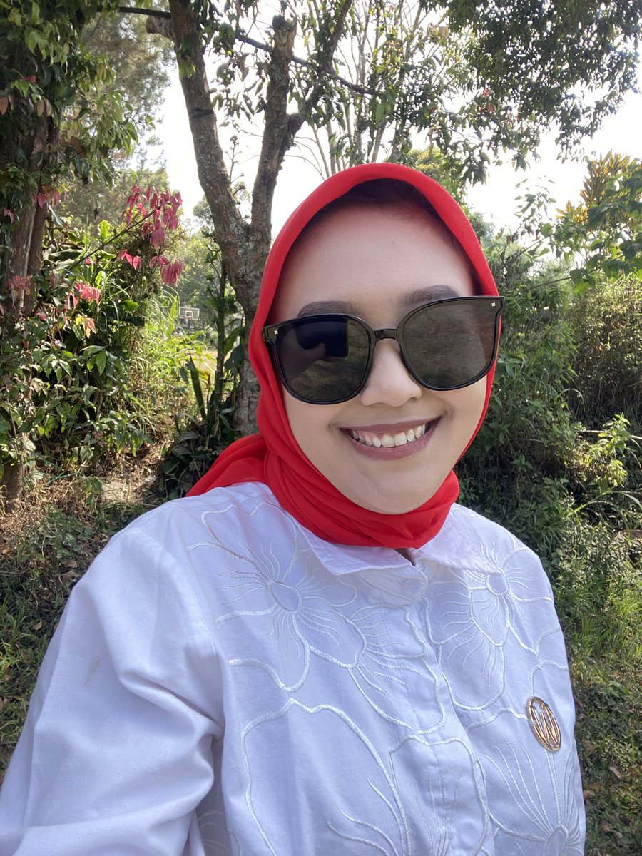 nrannisa_'s tweet photo. Walaupun di dompet tinggal gocap, aku tetep dandan kayak pejabat 🔥 https://t.co/Ssnma2TqAF