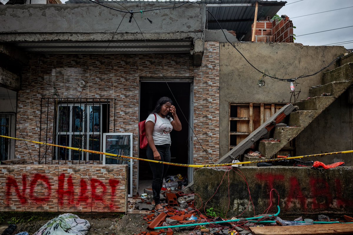 federicorios's tweet photo. Muchos ahora no tienen un lugar para dormir. Yanith Palacios lloraba en la puerta de su casa, en otro lugar, Juan Leonel Taborda revisaba lo que podía rescatar mientras su nieto jugaba corriendo entre los escombros. Sus casas, como muchas otras, quedaron inhabitables. https://t.co/HM5yzqEius