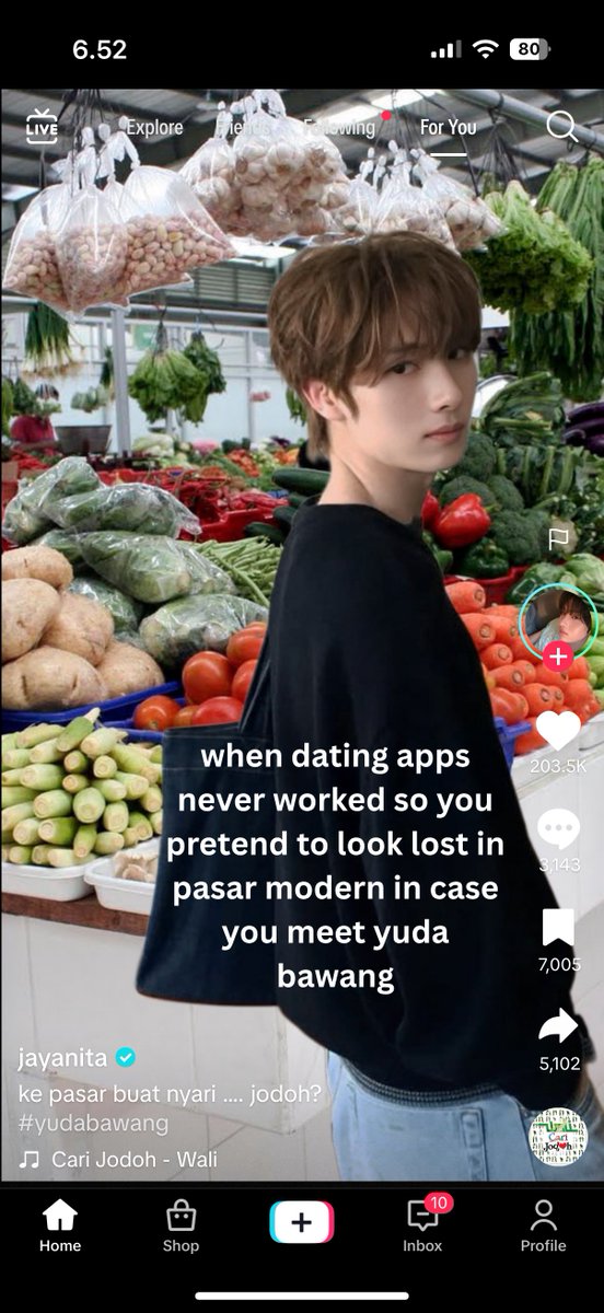mengupaspendar's tweet photo. When dating apps never worked so Jaya pretend to look lost in pasmod in case he meets Yuda Bawang — #NidJae au https://t.co/AnqbHuC4xy