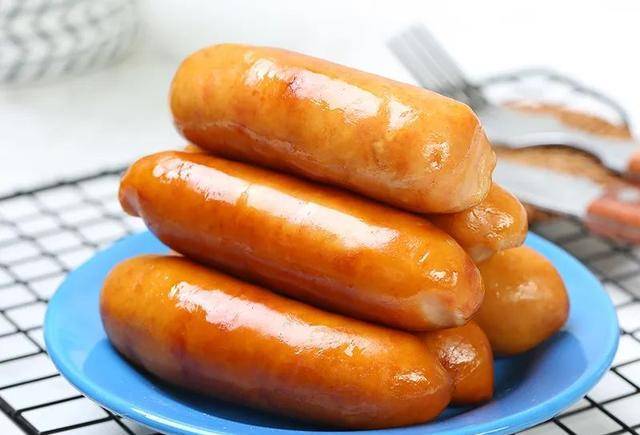 Ahilany5's tweet photo. Craving late-night snacks This crispy hot dog bun loaded with melted cheese and grilled sausage hits different on a rainy street corner!， https://t.co/sQQXOcSl3Y