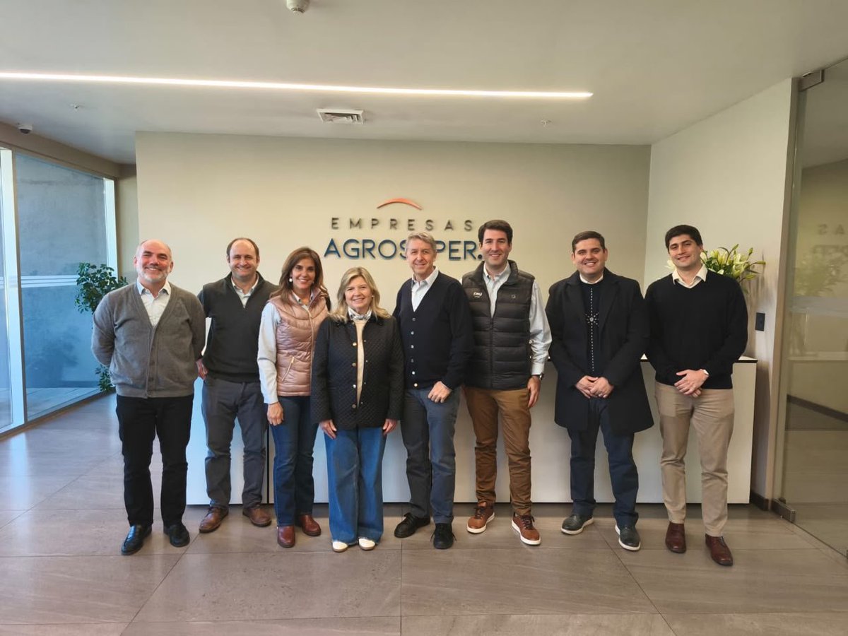 SENACSA's tweet photo. PRESIDENTE DEL SENACSA VISITA PLANTA DE LA EMPRESA AGROSUPER EN CHILE

En el marco de su agenda de trabajo en Chile, el presidente del SENACSA, Dr. José Carlos Martin, realizó una visita a una planta de la empresa Agrosuper, líder en la producción de proteína animal en el país.

Durante la visita, se compartió la experiencia chilena en el proceso de internacionalización de productos de origen animal, destacando el rol de la sanidad animal como un factor fundamental para el acceso y la consolidación en los mercados internacionales.

Además, se realizó un recorrido por una planta de producción de aves, donde conoció el proceso productivo y la capacidad de faena de la empresa, que alcanza aproximadamente 400.000 aves por día.

El intercambio permitió conocer de primera mano experiencias y modelos de producción que contribuyen al fortalecimiento de la competitividad y la proyección internacional de la producción de proteína animal.