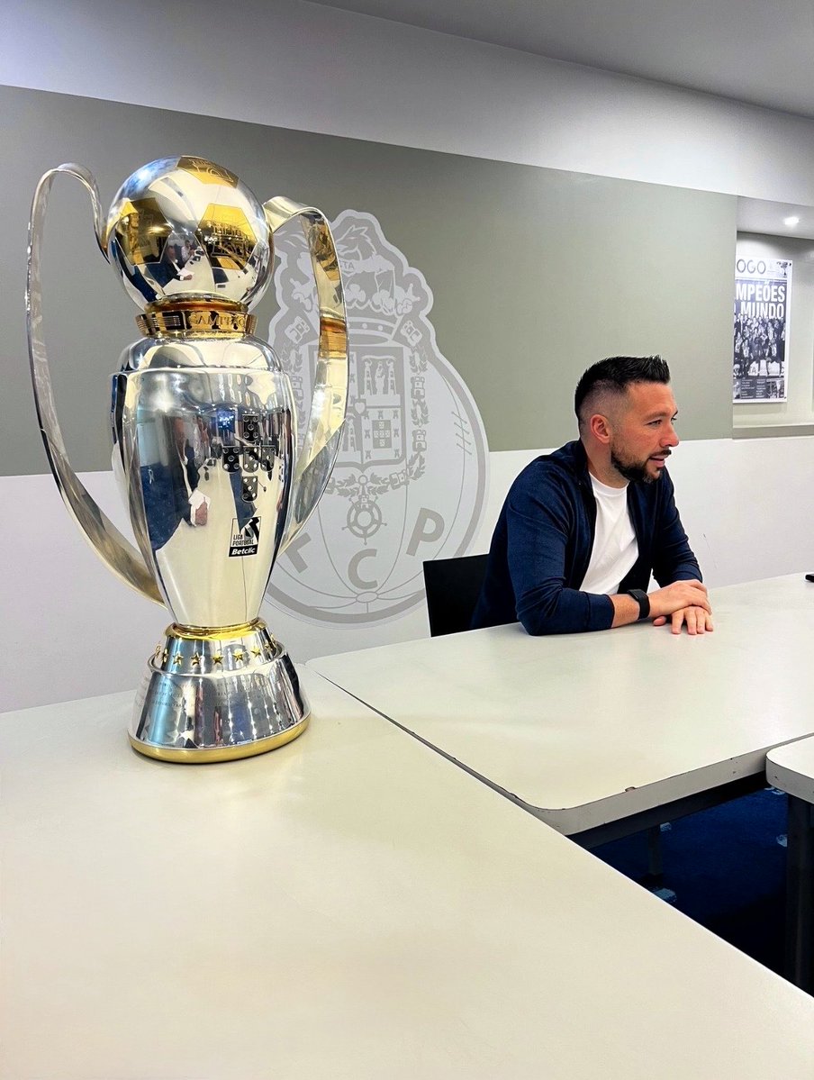 Armada1893's tweet photo. Francesco Farioli, Campeão Nacional. 🤫💙
@FCPorto @france_fario https://t.co/IcSBuzKZ5I
