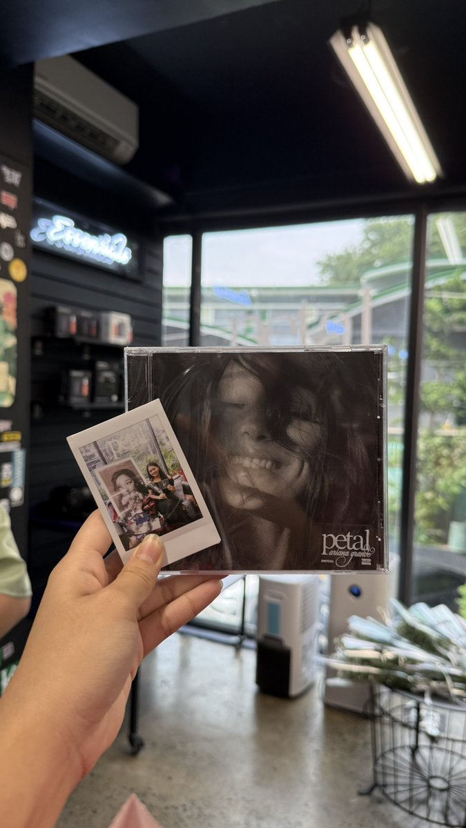 iradontcare_'s tweet photo. phetaughl phetaughl
thanks for organizing a petal event @ArianatorsPH π«Άπ»
#petalph https://t.co/j2PMaDEpng