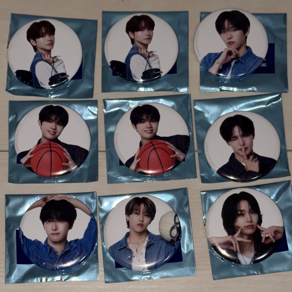 krbkitkd's tweet photo. KO1KEYZ 1ST FAN MEETING コイキーズ ファンミ カプセルトイ　トレカ　缶バッジ

【譲】画像

【求】同種 照井　
セルカ⇄セルカ

神戸9/9、9/10現地交換、または郵送

ご連絡お願い致します

#KO1KEYZ交換　#コイキーズ交換 https://t.co/efL1LnD3Xh