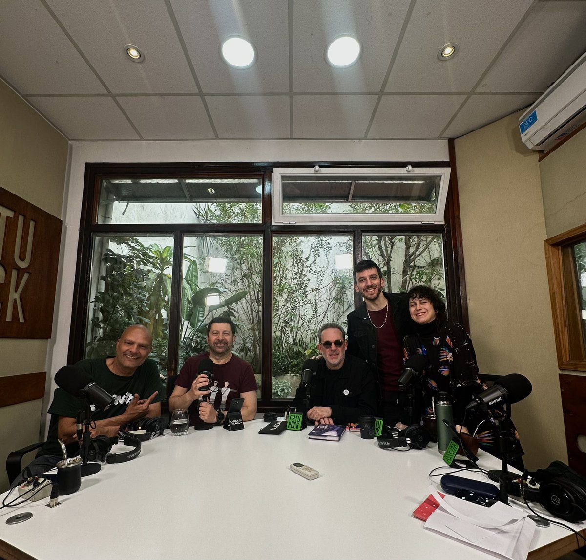 futurockOk's tweet photo. Ya estamos al aire con #ChequeEnBlanco 🐸

🎙️📻 Hasta las 13:00: data, humor y la compañía más linda para tu comienzo de finde https://t.co/5mCZbn6tnP