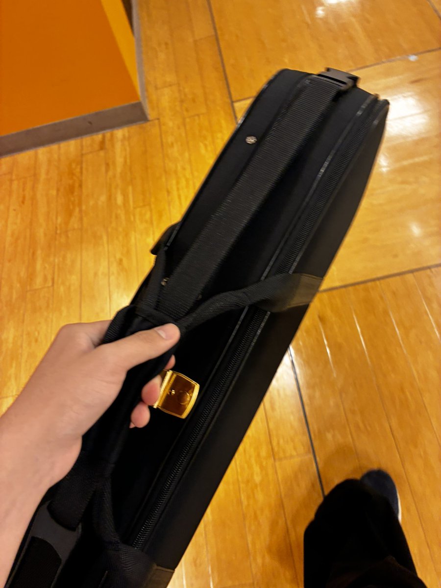 konpasu1113's tweet photo. そういえばエレキバイオリン買った
触ってみたけど難しいなこれ https://t.co/XxTTZCf1Ig